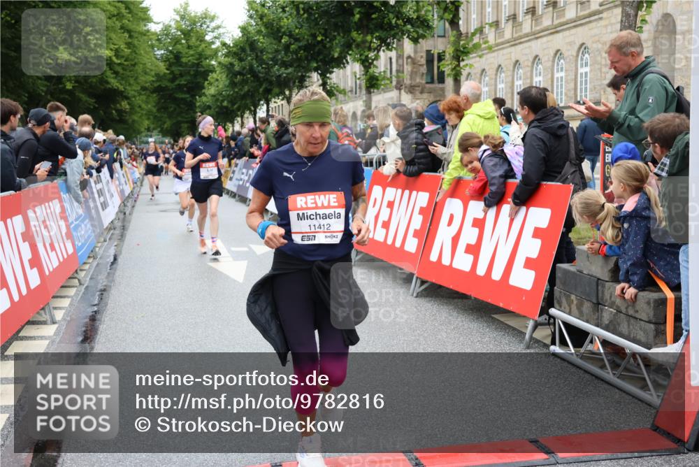 14.06.2026 - REWE Women's Run Strokosch-Dieckow http://msf.ph/oto/9782816 14.06.2026 10:01:19 Ziel 10068, 10221, 10522, 10576, 10933, 11150, 11265, 11308, 11412, 11440, 11522 meine-sportfotos.de