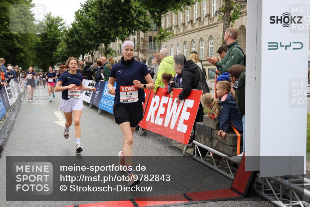 14.06.2026 - REWE Women's Run Strokosch-Dieckow http://msf.ph/oto/9782843 14.06.2026 10:01:22 Ziel 10068, 10121, 10221, 10933, 11265, 11308, 11375, 11412, 11522 meine-sportfotos.de
