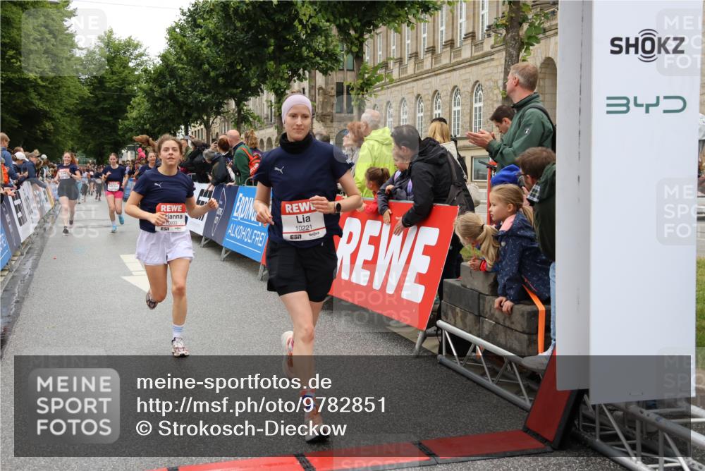14.06.2026 - REWE Women's Run Strokosch-Dieckow http://msf.ph/oto/9782851 14.06.2026 10:01:22 Ziel 10068, 10121, 10221, 10933, 11265, 11308, 11375, 11412, 11522 meine-sportfotos.de
