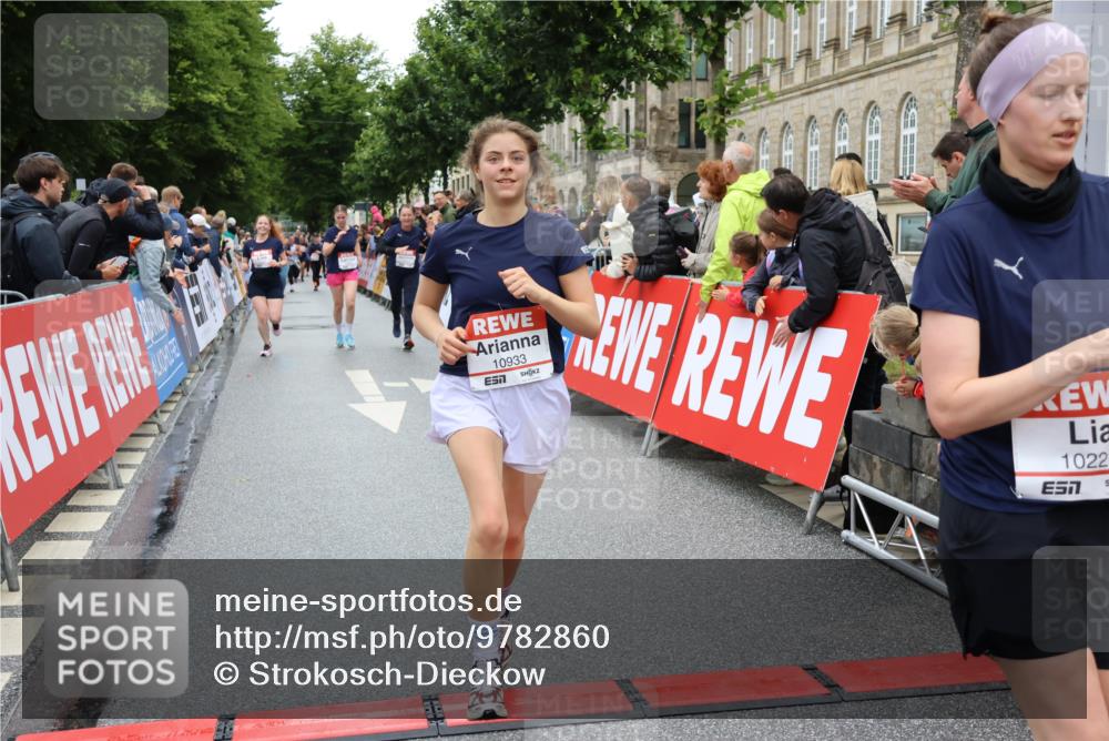 14.06.2026 - REWE Women's Run Strokosch-Dieckow http://msf.ph/oto/9782860 14.06.2026 10:01:22 Ziel 10068, 10121, 10221, 10933, 11265, 11308, 11375, 11412, 11522 meine-sportfotos.de