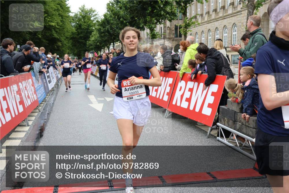 14.06.2026 - REWE Women's Run Strokosch-Dieckow http://msf.ph/oto/9782869 14.06.2026 10:01:23 Ziel 10121, 10221, 10792, 10933, 11265, 11308, 11375, 11412, 11522 meine-sportfotos.de
