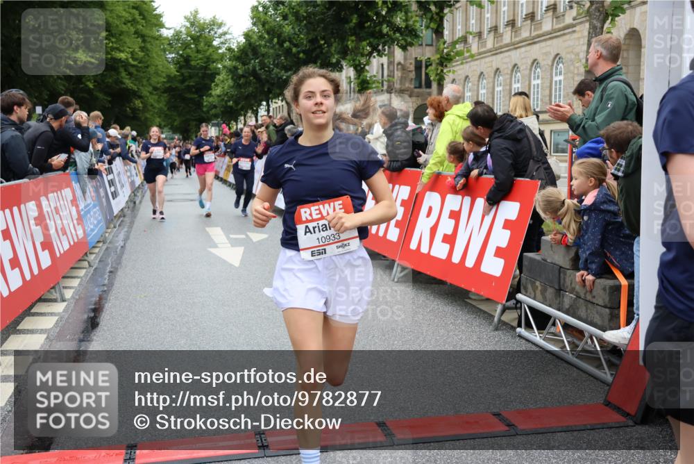 14.06.2026 - REWE Women's Run Strokosch-Dieckow http://msf.ph/oto/9782877 14.06.2026 10:01:23 Ziel 10121, 10221, 10792, 10933, 11265, 11308, 11375, 11412, 11522 meine-sportfotos.de