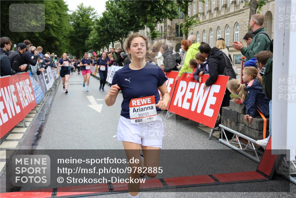 14.06.2026 - REWE Women's Run Strokosch-Dieckow http://msf.ph/oto/9782885 14.06.2026 10:01:23 Ziel 10121, 10221, 10792, 10933, 11265, 11308, 11375, 11412, 11522 meine-sportfotos.de