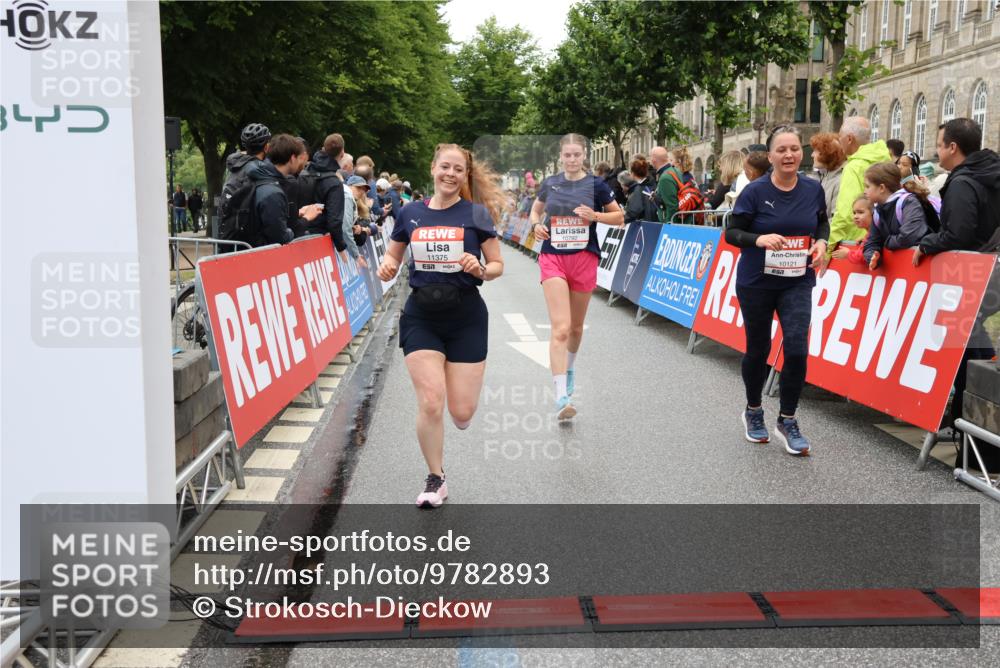 14.06.2026 - REWE Women's Run Strokosch-Dieckow http://msf.ph/oto/9782893 14.06.2026 10:01:26 Ziel 10121, 10221, 10792, 10933, 11375, 11412 meine-sportfotos.de
