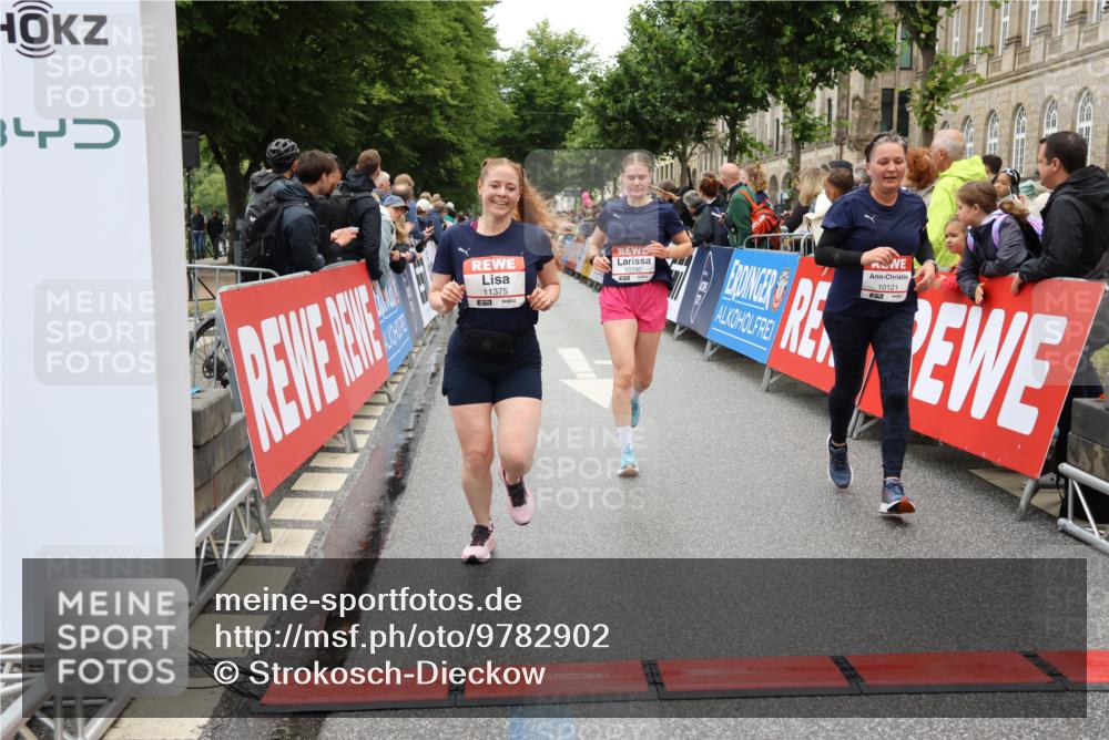 14.06.2026 - REWE Women's Run Strokosch-Dieckow http://msf.ph/oto/9782902 14.06.2026 10:01:26 Ziel 10121, 10221, 10792, 10933, 11375, 11412 meine-sportfotos.de