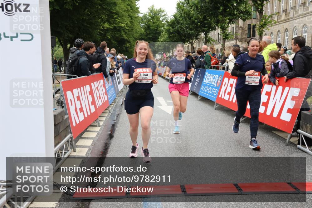 14.06.2026 - REWE Women's Run Strokosch-Dieckow http://msf.ph/oto/9782911 14.06.2026 10:01:26 Ziel 10121, 10221, 10792, 10933, 11375, 11412 meine-sportfotos.de