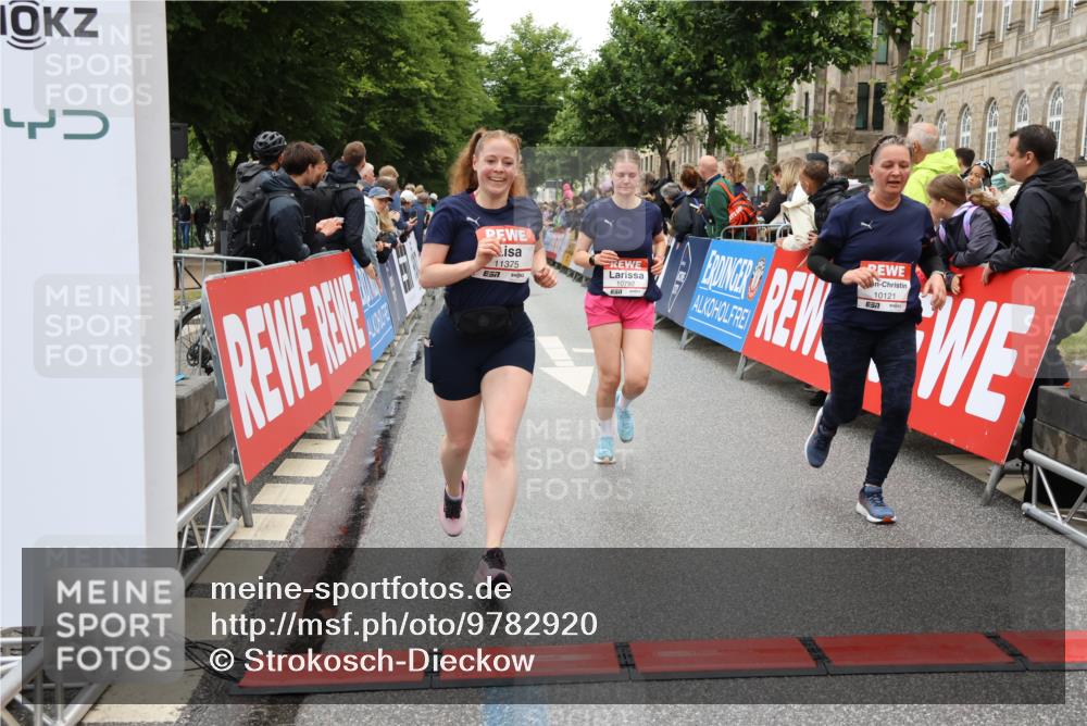 14.06.2026 - REWE Women's Run Strokosch-Dieckow http://msf.ph/oto/9782920 14.06.2026 10:01:26 Ziel 10121, 10221, 10792, 10933, 11375, 11412 meine-sportfotos.de