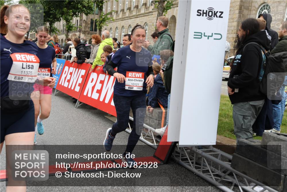 14.06.2026 - REWE Women's Run Strokosch-Dieckow http://msf.ph/oto/9782928 14.06.2026 10:01:27 Ziel 10121, 10221, 10792, 10933, 11375, 11412 meine-sportfotos.de