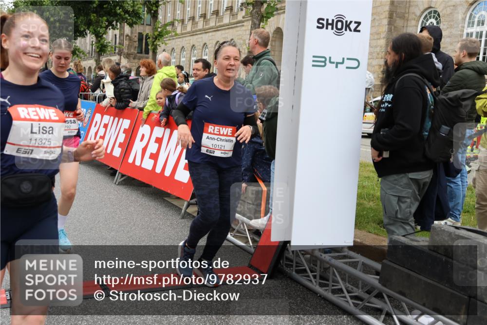 14.06.2026 - REWE Women's Run Strokosch-Dieckow http://msf.ph/oto/9782937 14.06.2026 10:01:27 Ziel 10121, 10221, 10792, 10933, 11375, 11412 meine-sportfotos.de