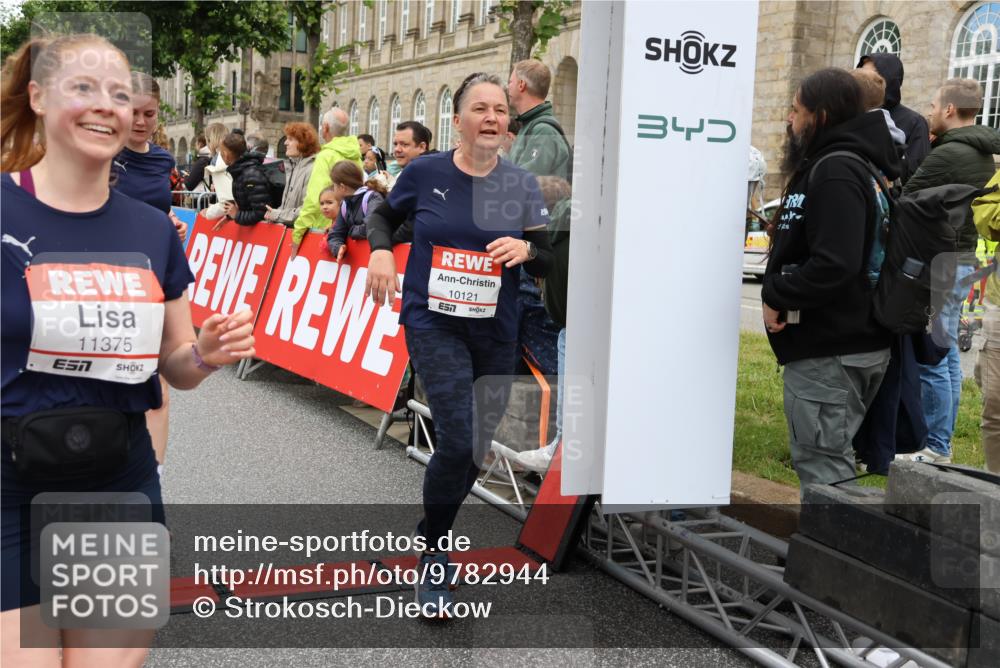 14.06.2026 - REWE Women's Run Strokosch-Dieckow http://msf.ph/oto/9782944 14.06.2026 10:01:27 Ziel 10121, 10221, 10792, 10933, 11375, 11412 meine-sportfotos.de