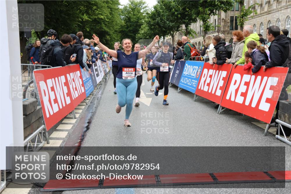 14.06.2026 - REWE Women's Run Strokosch-Dieckow http://msf.ph/oto/9782954 14.06.2026 10:01:32 Ziel 10077, 10121, 10369, 10792, 10812, 10828, 10902, 10966, 11196, 11206, 11319, 11375 meine-sportfotos.de