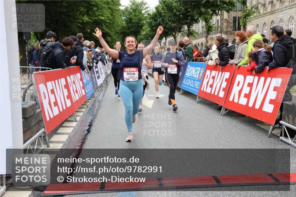 14.06.2026 - REWE Women's Run Strokosch-Dieckow http://msf.ph/oto/9782991 14.06.2026 10:01:32 Ziel 10077, 10121, 10369, 10792, 10812, 10828, 10902, 10966, 11196, 11206, 11319, 11375 meine-sportfotos.de