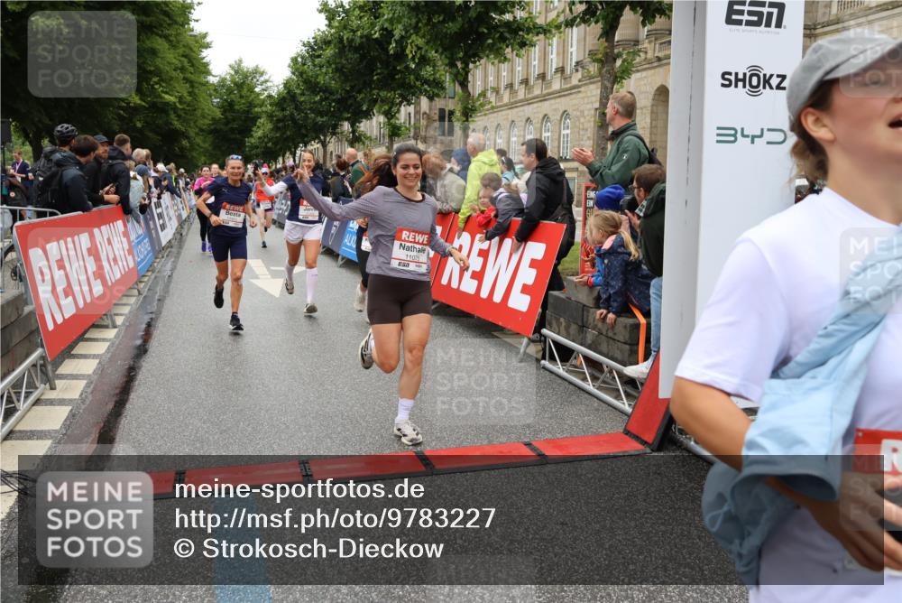 14.06.2026 - REWE Women's Run Strokosch-Dieckow http://msf.ph/oto/9783227 14.06.2026 10:01:52 Ziel 10165, 10320, 10431, 10453, 10495, 10831, 11013, 11038, 11075, 11078, 11285 meine-sportfotos.de