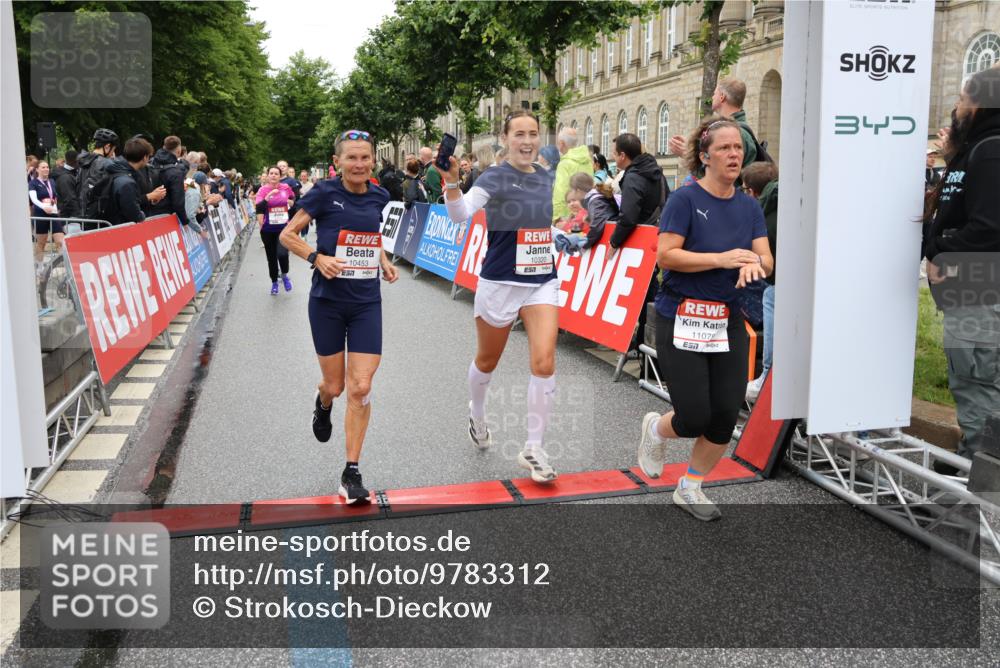 14.06.2026 - REWE Women's Run Strokosch-Dieckow http://msf.ph/oto/9783312 14.06.2026 10:01:53 Ziel 10165, 10320, 10431, 10453, 10495, 10831, 11013, 11038, 11075, 11078, 11285 meine-sportfotos.de