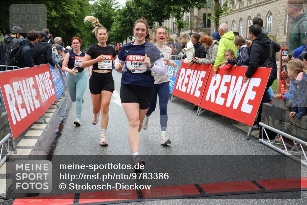 14.06.2026 - REWE Women's Run Strokosch-Dieckow http://msf.ph/oto/9783386 14.06.2026 10:01:58 Ziel 10320, 10431, 10453, 10521, 10817, 10831, 11038, 11039, 11041, 11075, 11078, 11139, 11180, 11225, 11285, 11506 meine-sportfotos.de