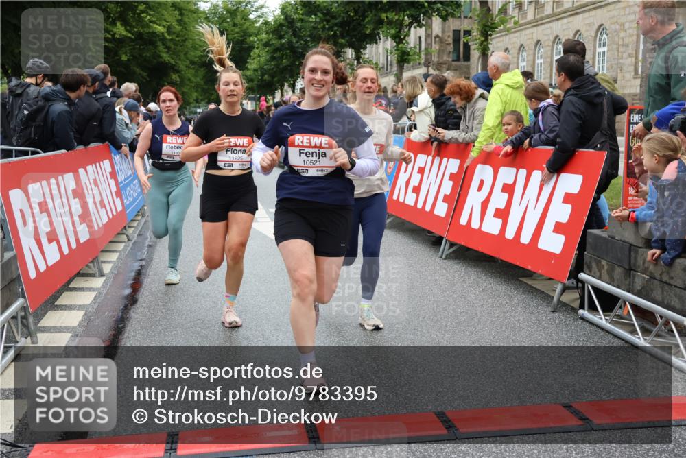 14.06.2026 - REWE Women's Run Strokosch-Dieckow http://msf.ph/oto/9783395 14.06.2026 10:01:58 Ziel 10320, 10431, 10453, 10521, 10817, 10831, 11038, 11039, 11041, 11075, 11078, 11139, 11180, 11225, 11285, 11506 meine-sportfotos.de