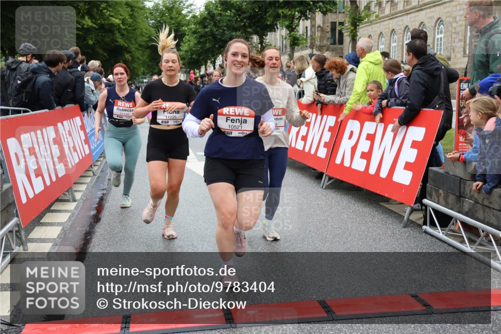 14.06.2026 - REWE Women's Run Strokosch-Dieckow http://msf.ph/oto/9783404 14.06.2026 10:01:58 Ziel 10320, 10431, 10453, 10521, 10817, 10831, 11038, 11039, 11041, 11075, 11078, 11139, 11180, 11225, 11285, 11506 meine-sportfotos.de