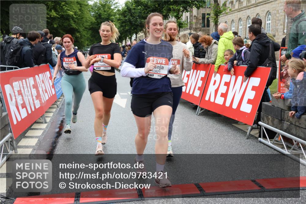 14.06.2026 - REWE Women's Run Strokosch-Dieckow http://msf.ph/oto/9783421 14.06.2026 10:01:58 Ziel 10320, 10431, 10453, 10521, 10817, 10831, 11038, 11039, 11041, 11075, 11078, 11139, 11180, 11225, 11285, 11506 meine-sportfotos.de