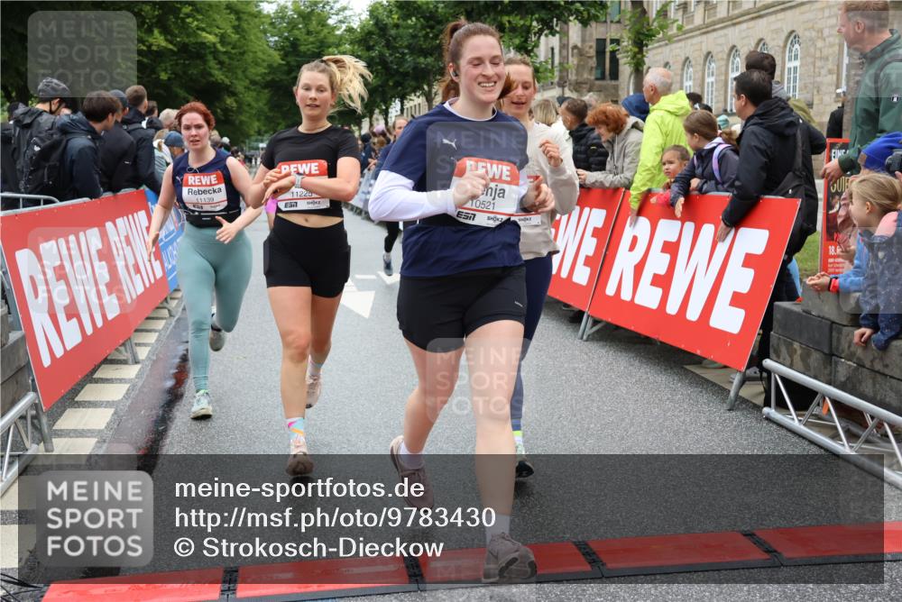 14.06.2026 - REWE Women's Run Strokosch-Dieckow http://msf.ph/oto/9783430 14.06.2026 10:01:58 Ziel 10320, 10431, 10453, 10521, 10817, 10831, 11038, 11039, 11041, 11075, 11078, 11139, 11180, 11225, 11285, 11506 meine-sportfotos.de