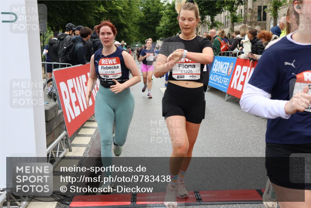 14.06.2026 - REWE Women's Run Strokosch-Dieckow http://msf.ph/oto/9783438 14.06.2026 10:01:59 Ziel 10320, 10431, 10453, 10521, 10817, 10831, 11038, 11039, 11041, 11075, 11078, 11139, 11180, 11225, 11285, 11506 meine-sportfotos.de