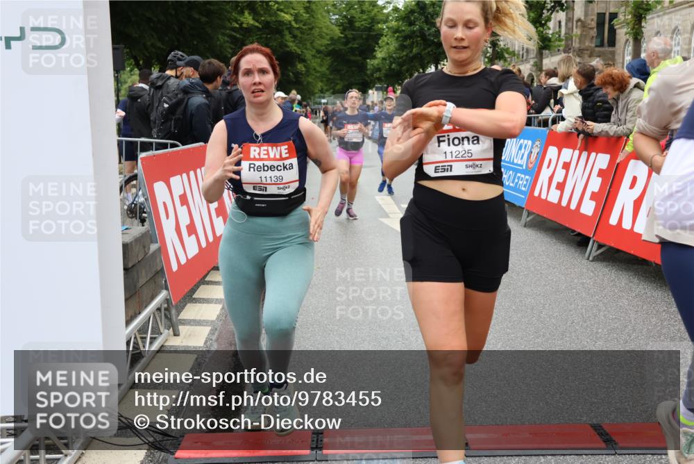 14.06.2026 - REWE Women's Run Strokosch-Dieckow http://msf.ph/oto/9783455 14.06.2026 10:01:59 Ziel 10320, 10431, 10453, 10521, 10817, 10831, 11038, 11039, 11041, 11075, 11078, 11139, 11180, 11225, 11285, 11506 meine-sportfotos.de