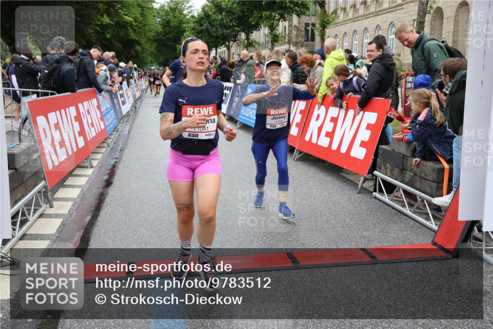 14.06.2026 - REWE Women's Run Strokosch-Dieckow http://msf.ph/oto/9783512 14.06.2026 10:02:02 Ziel 10431, 10521, 10817, 11038, 11039, 11041, 11139, 11180, 11225, 11285, 11506 meine-sportfotos.de
