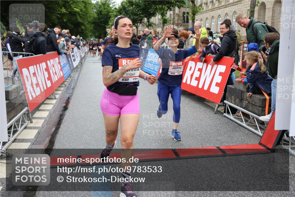 14.06.2026 - REWE Women's Run Strokosch-Dieckow http://msf.ph/oto/9783533 14.06.2026 10:02:02 Ziel 10431, 10521, 10817, 11038, 11039, 11041, 11139, 11180, 11225, 11285, 11506 meine-sportfotos.de