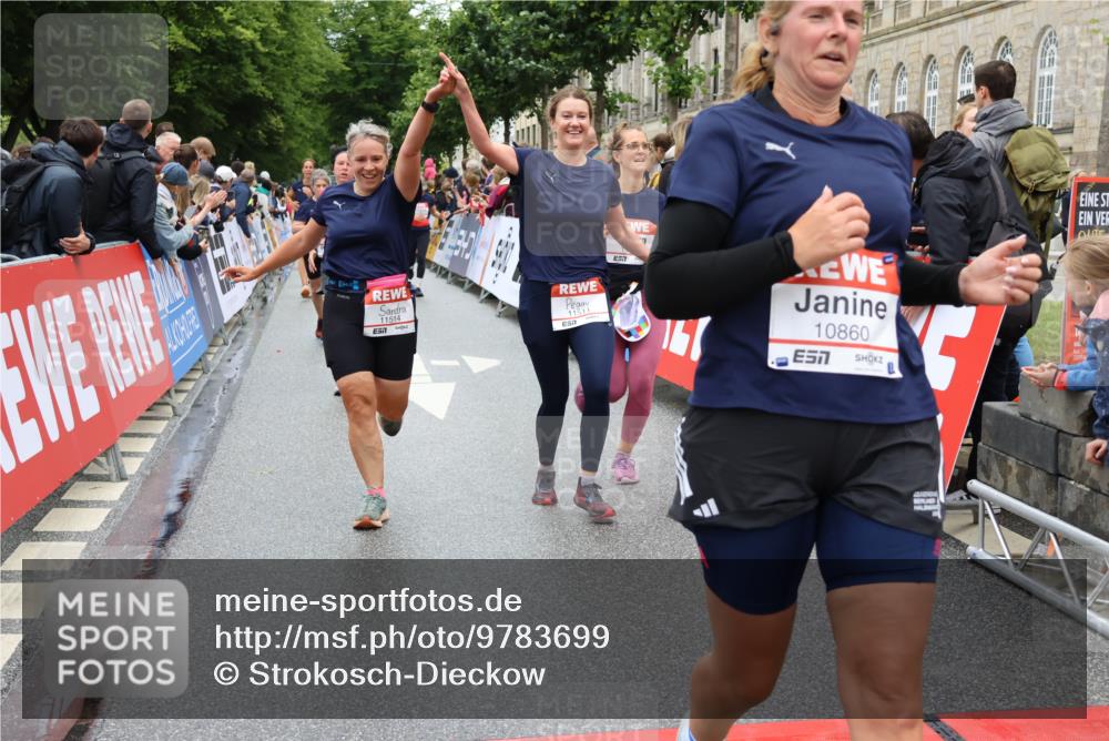 14.06.2026 - REWE Women's Run Strokosch-Dieckow http://msf.ph/oto/9783699 14.06.2026 10:02:10 Ziel 10132, 10177, 10860, 10967, 11162, 11180, 11506, 11511, 11514 meine-sportfotos.de