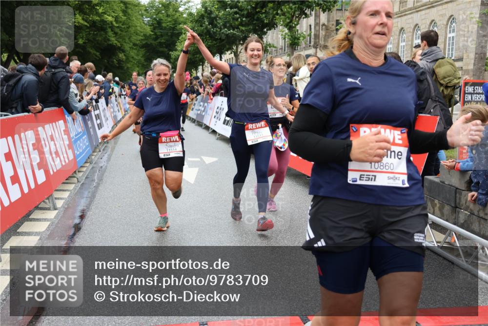 14.06.2026 - REWE Women's Run Strokosch-Dieckow http://msf.ph/oto/9783709 14.06.2026 10:02:10 Ziel 10132, 10177, 10860, 10967, 11162, 11180, 11506, 11511, 11514 meine-sportfotos.de