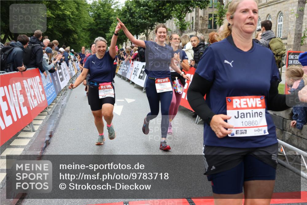 14.06.2026 - REWE Women's Run Strokosch-Dieckow http://msf.ph/oto/9783718 14.06.2026 10:02:10 Ziel 10132, 10177, 10860, 10967, 11162, 11180, 11506, 11511, 11514 meine-sportfotos.de