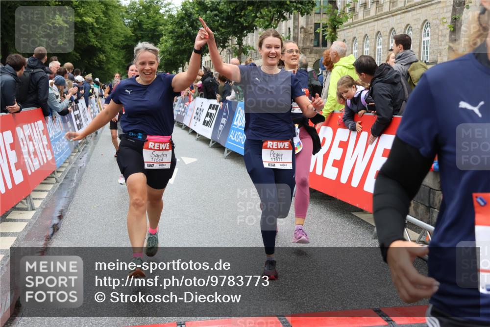 14.06.2026 - REWE Women's Run Strokosch-Dieckow http://msf.ph/oto/9783773 14.06.2026 10:02:10 Ziel 10132, 10177, 10860, 10967, 11162, 11180, 11506, 11511, 11514 meine-sportfotos.de