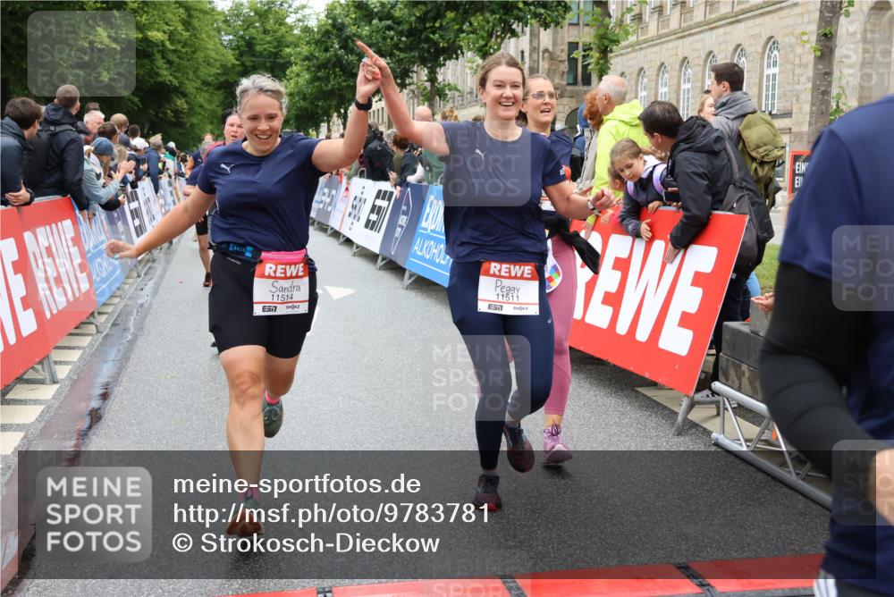 14.06.2026 - REWE Women's Run Strokosch-Dieckow http://msf.ph/oto/9783781 14.06.2026 10:02:10 Ziel 10132, 10177, 10860, 10967, 11162, 11180, 11506, 11511, 11514 meine-sportfotos.de
