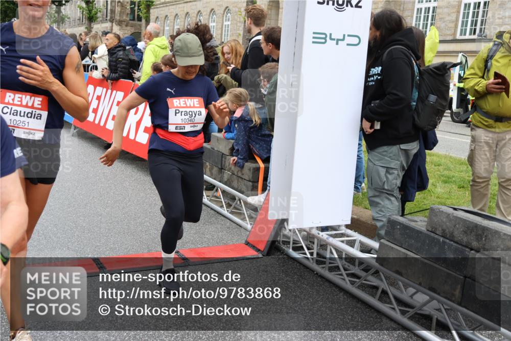 14.06.2026 - REWE Women's Run Strokosch-Dieckow http://msf.ph/oto/9783868 14.06.2026 10:02:16 Ziel 10132, 10177, 10251, 10340, 10860, 10967, 11511, 11512, 11513, 11514 meine-sportfotos.de