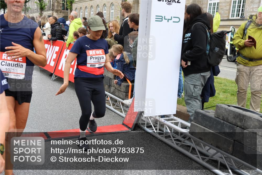 14.06.2026 - REWE Women's Run Strokosch-Dieckow http://msf.ph/oto/9783875 14.06.2026 10:02:16 Ziel 10132, 10177, 10251, 10340, 10860, 10967, 11511, 11512, 11513, 11514 meine-sportfotos.de
