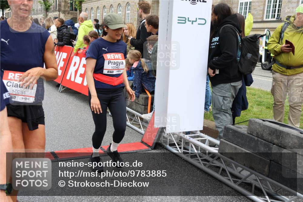 14.06.2026 - REWE Women's Run Strokosch-Dieckow http://msf.ph/oto/9783885 14.06.2026 10:02:16 Ziel 10132, 10177, 10251, 10340, 10860, 10967, 11511, 11512, 11513, 11514 meine-sportfotos.de