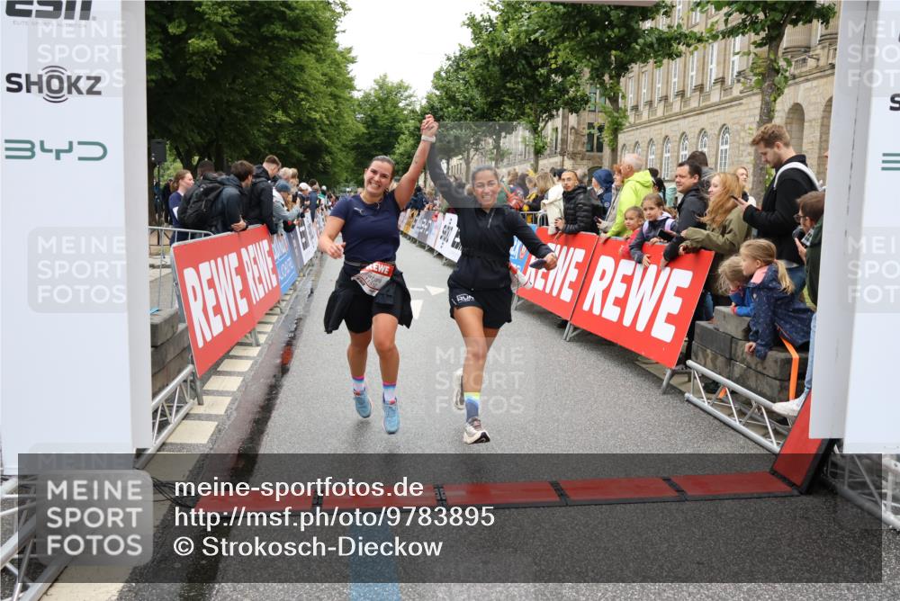 14.06.2026 - REWE Women's Run Strokosch-Dieckow http://msf.ph/oto/9783895 14.06.2026 10:02:18 Ziel 10132, 10177, 10251, 10340, 10967, 11511, 11512, 11513, 11514 meine-sportfotos.de