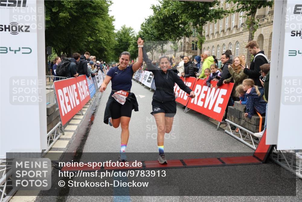 14.06.2026 - REWE Women's Run Strokosch-Dieckow http://msf.ph/oto/9783913 14.06.2026 10:02:18 Ziel 10132, 10177, 10251, 10340, 10967, 11511, 11512, 11513, 11514 meine-sportfotos.de