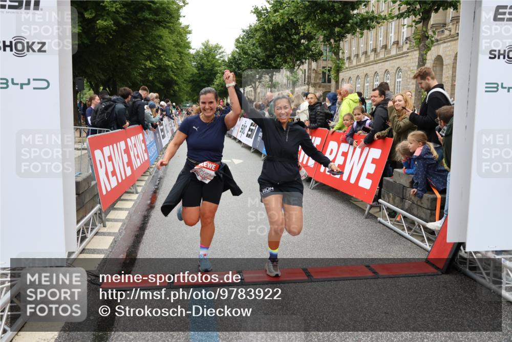 14.06.2026 - REWE Women's Run Strokosch-Dieckow http://msf.ph/oto/9783922 14.06.2026 10:02:18 Ziel 10132, 10177, 10251, 10340, 10967, 11511, 11512, 11513, 11514 meine-sportfotos.de
