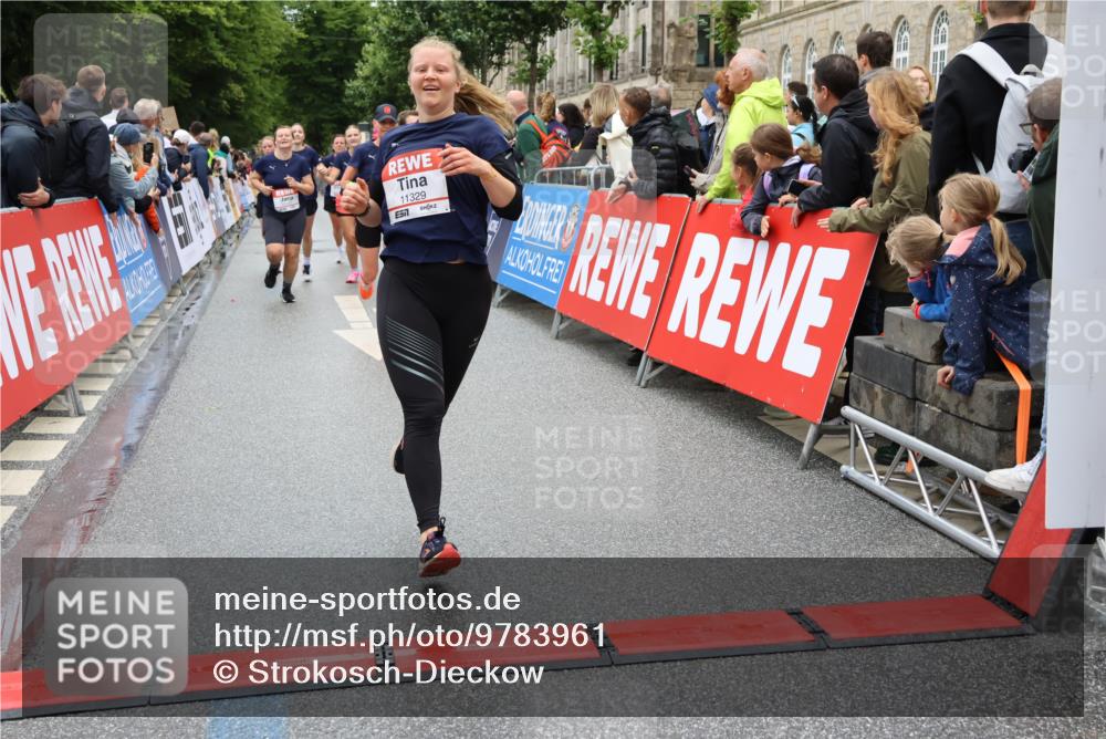 14.06.2026 - REWE Women's Run Strokosch-Dieckow http://msf.ph/oto/9783961 14.06.2026 10:02:23 Ziel 10251, 10340, 10622, 10733, 10772, 10904, 10945, 10946, 11032, 11191, 11329, 11512, 11513 meine-sportfotos.de