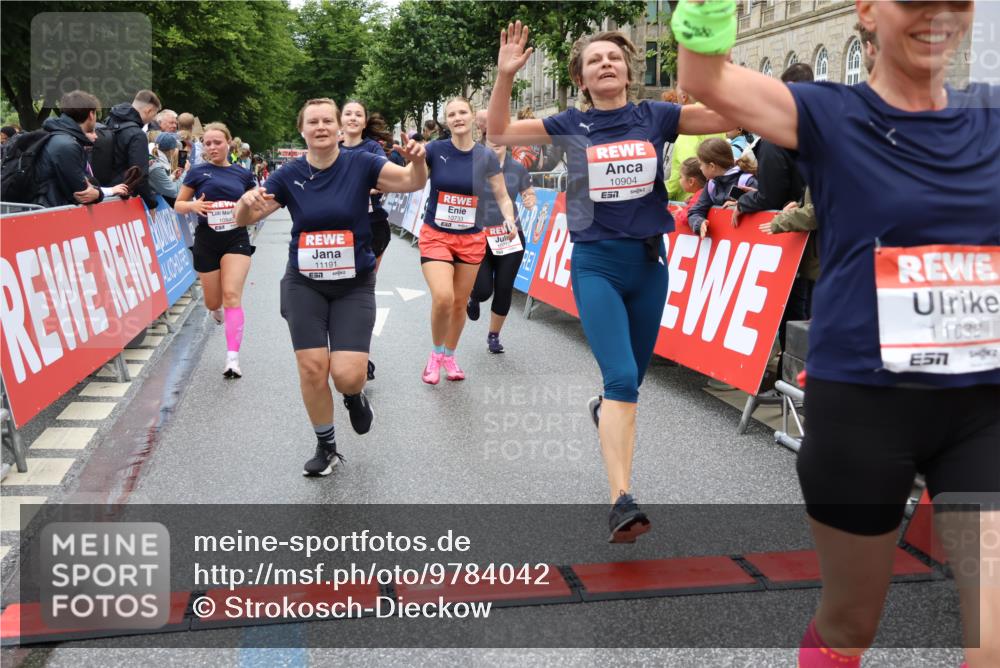 14.06.2026 - REWE Women's Run Strokosch-Dieckow http://msf.ph/oto/9784042 14.06.2026 10:02:26 Ziel 10622, 10733, 10772, 10904, 10945, 10946, 11032, 11191, 11329, 11512, 11513 meine-sportfotos.de
