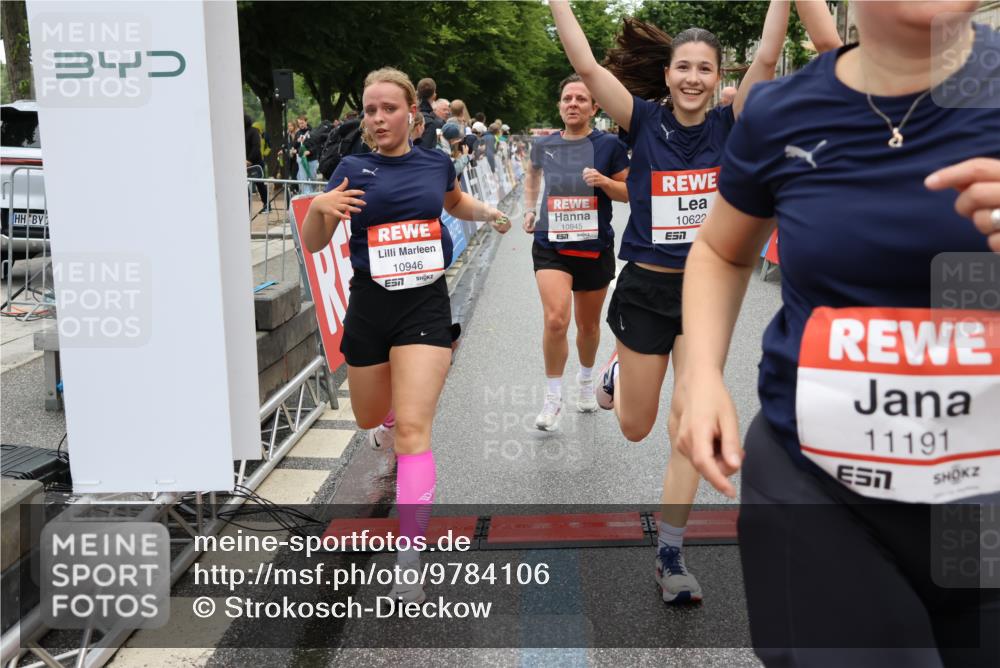 14.06.2026 - REWE Women's Run Strokosch-Dieckow http://msf.ph/oto/9784106 14.06.2026 10:02:27 Ziel 10622, 10733, 10772, 10904, 10945, 10946, 11032, 11191, 11329 meine-sportfotos.de