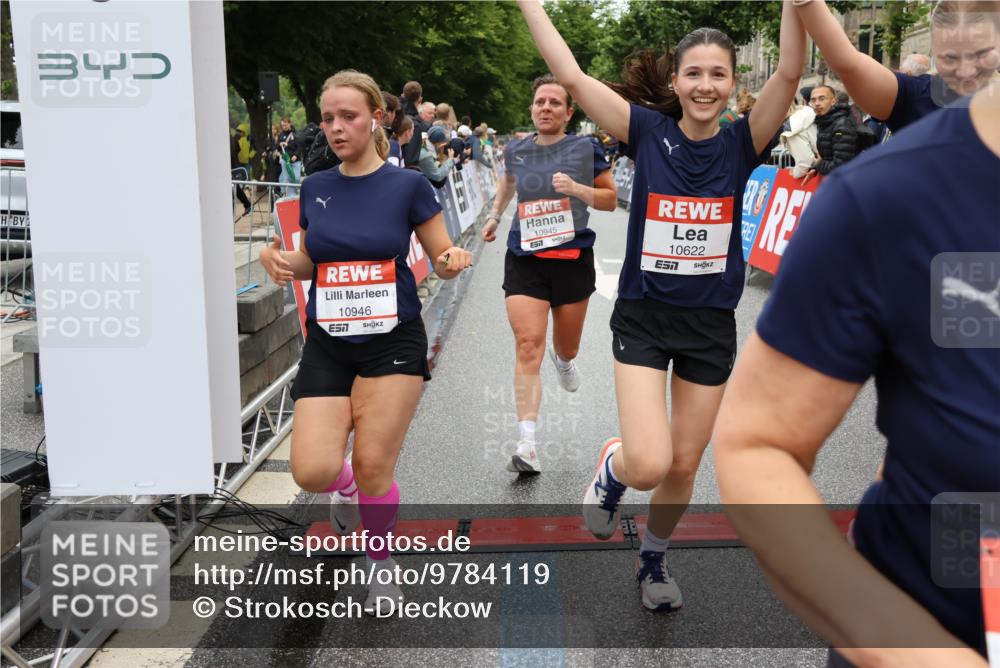 14.06.2026 - REWE Women's Run Strokosch-Dieckow http://msf.ph/oto/9784119 14.06.2026 10:02:27 Ziel 10622, 10733, 10772, 10904, 10945, 10946, 11032, 11191, 11329 meine-sportfotos.de