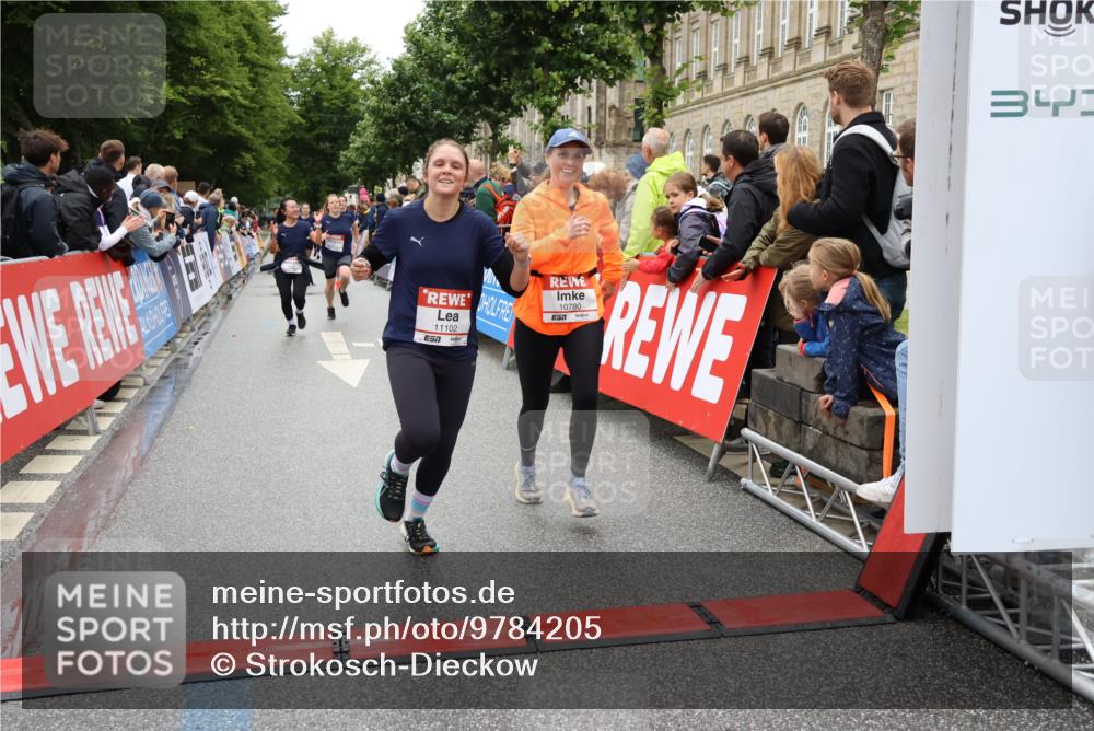14.06.2026 - REWE Women's Run Strokosch-Dieckow http://msf.ph/oto/9784205 14.06.2026 10:02:40 Ziel 10261, 10617, 10780, 10932, 11102 meine-sportfotos.de