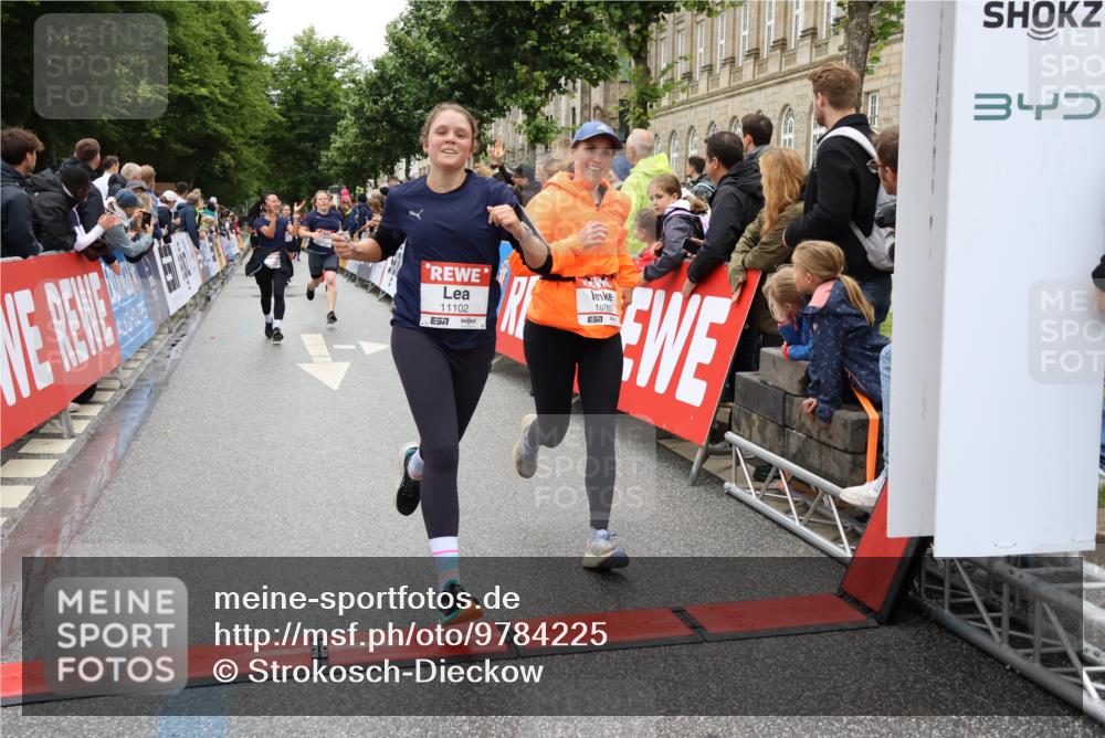 14.06.2026 - REWE Women's Run Strokosch-Dieckow http://msf.ph/oto/9784225 14.06.2026 10:02:40 Ziel 10261, 10617, 10780, 10932, 11102 meine-sportfotos.de