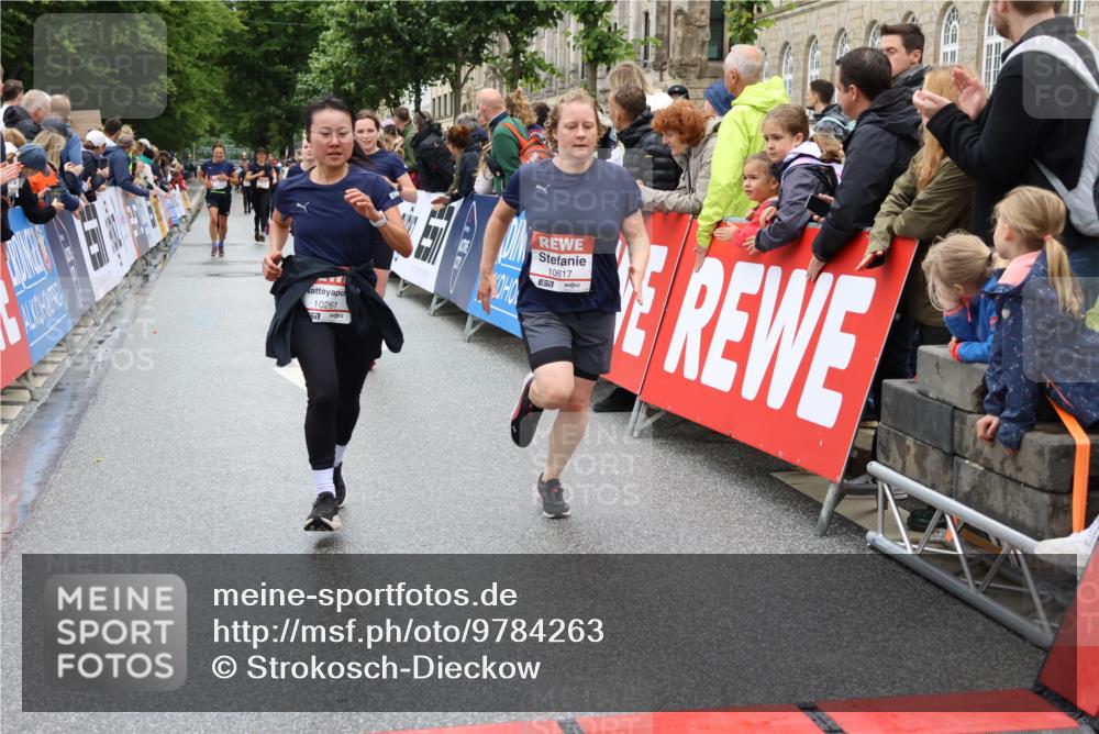 14.06.2026 - REWE Women's Run Strokosch-Dieckow http://msf.ph/oto/9784263 14.06.2026 10:02:42 Ziel 10261, 10617, 10780, 10932, 11102, 11448 meine-sportfotos.de