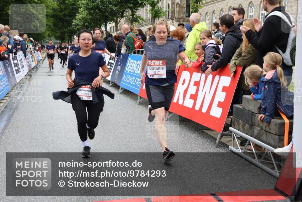 14.06.2026 - REWE Women's Run Strokosch-Dieckow http://msf.ph/oto/9784293 14.06.2026 10:02:43 Ziel 10261, 10617, 10780, 10932, 11102, 11448 meine-sportfotos.de