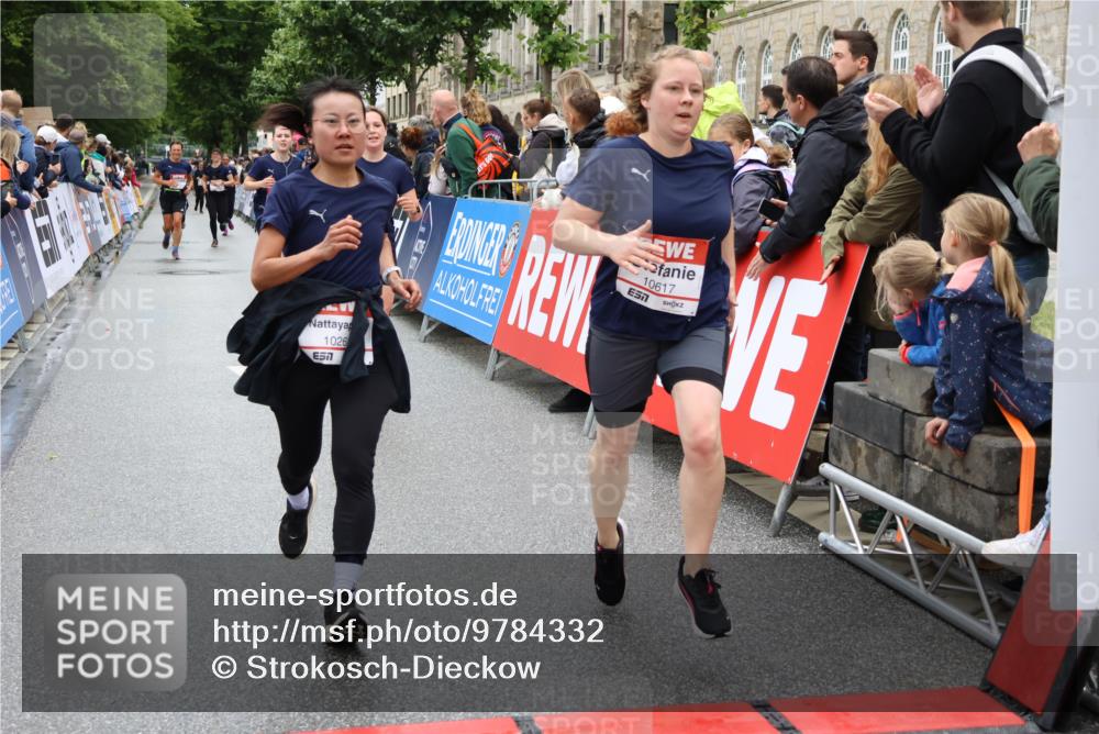 14.06.2026 - REWE Women's Run Strokosch-Dieckow http://msf.ph/oto/9784332 14.06.2026 10:02:43 Ziel 10261, 10617, 10780, 10932, 11102, 11448 meine-sportfotos.de