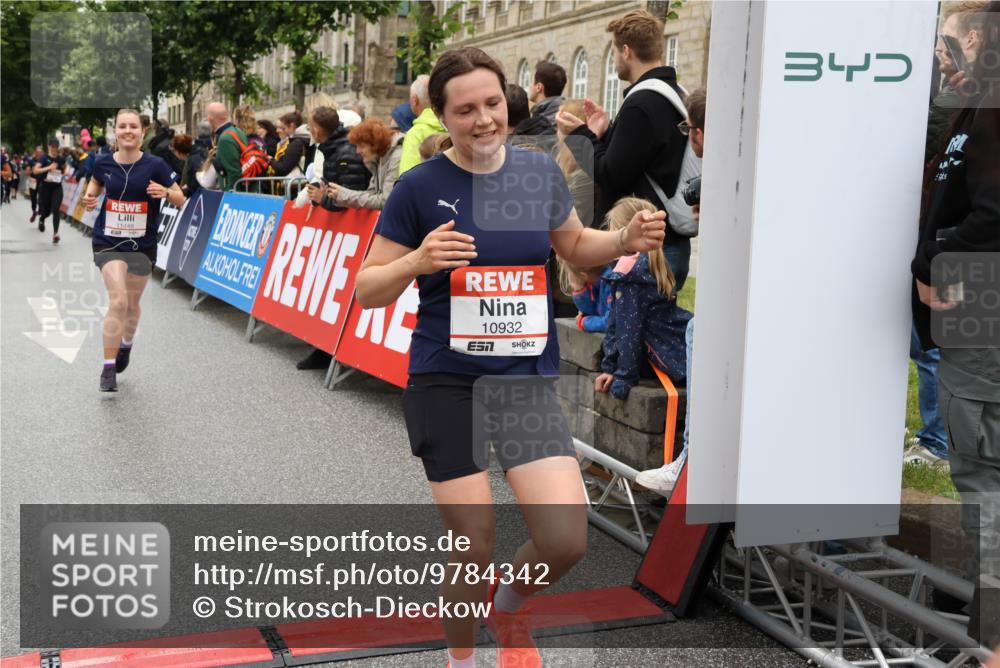 14.06.2026 - REWE Women's Run Strokosch-Dieckow http://msf.ph/oto/9784342 14.06.2026 10:02:44 Ziel 10261, 10617, 10780, 10932, 11102, 11448 meine-sportfotos.de