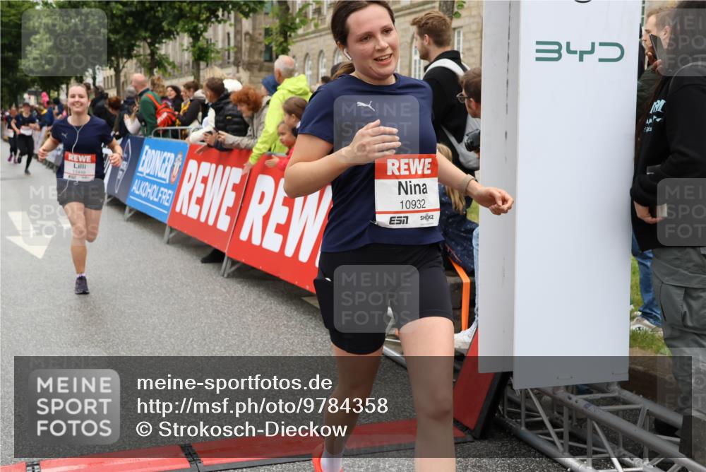 14.06.2026 - REWE Women's Run Strokosch-Dieckow http://msf.ph/oto/9784358 14.06.2026 10:02:45 Ziel 10261, 10617, 10780, 10932, 11102, 11448 meine-sportfotos.de