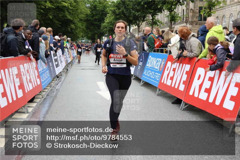 14.06.2026 - REWE Women's Run Strokosch-Dieckow http://msf.ph/oto/9784553 14.06.2026 10:02:54 Ziel 10181, 10639, 11110, 11201, 11448, 11469 meine-sportfotos.de
